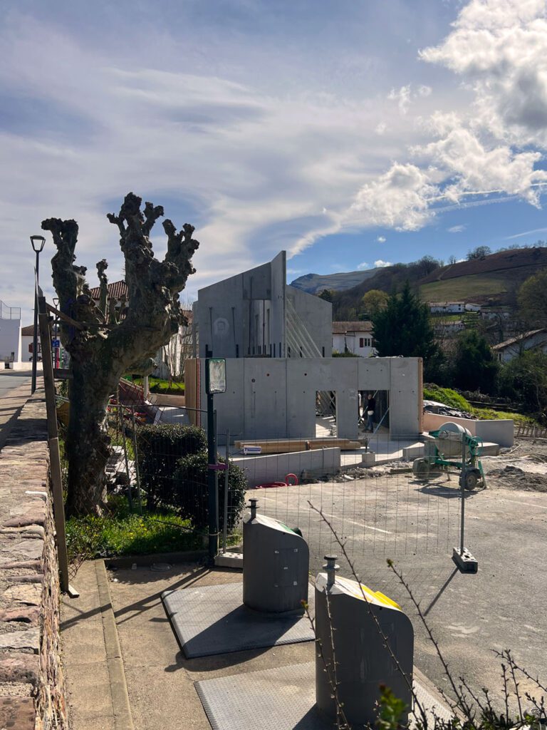 Vue latérale du chantier avec les montagnes basques en arrière-plan