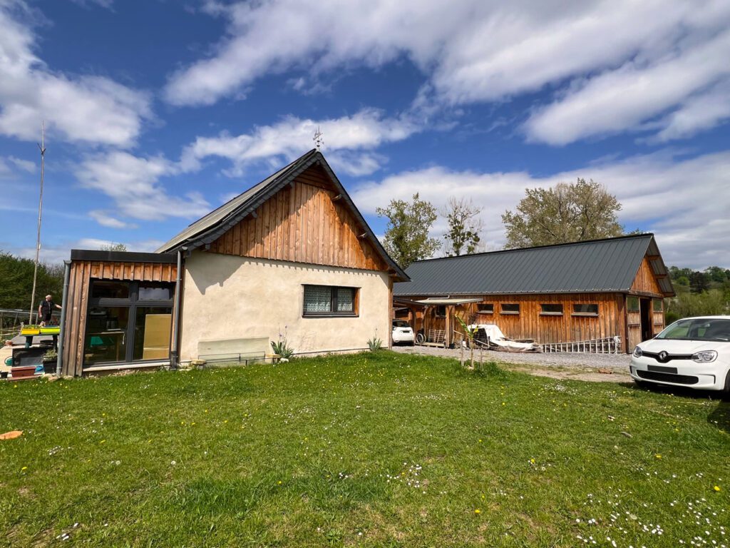 Maison autonome écologique et son atelier en bois