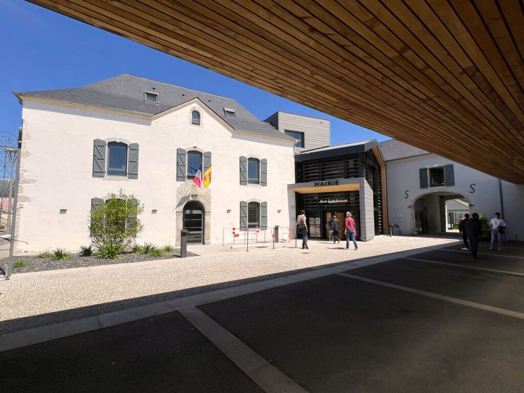 Entrée de la mairie de Gelos : deux granges réhabilitées avec une solution géothermique