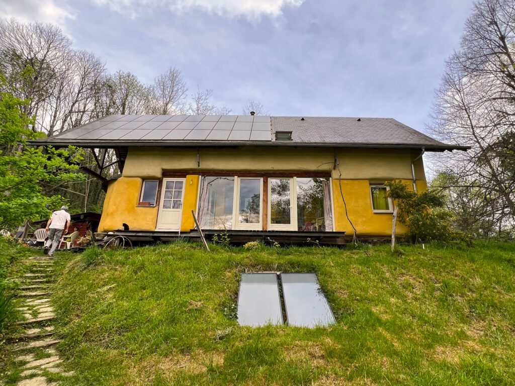 Maison bioclimatique sur pieux avec panneaux solaires