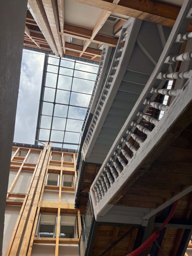 Détail des menuiseries bois et garde-corps métalliques rénovés dans un immeuble ancien à Bayonne. # rénovation appartement ancien bayonne