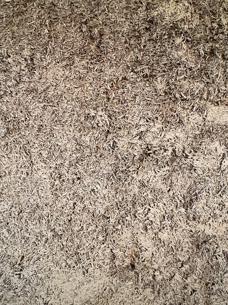 Gros plan sur la texture dâun enduit terre chanvre.
